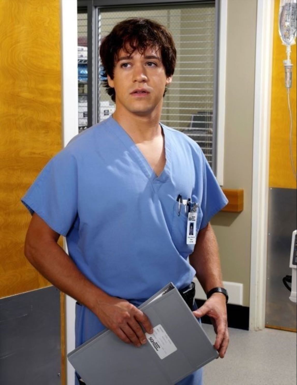 SEASON 5 EPISODE 24 (ran out of space) - So Richard let George go home to see his mother. Earlier that day, a guy had been hit by a bus. Nobody knew who he was. When Meredith was preparing him for surgery, he traced “007” on Meredith’s hand. Double 0 7 was the nickname Alex, Cristina, Meredith and Izzy had given to him. Once Meredith realises she panics, she knew he was a lost cause. He passed away in surgery.