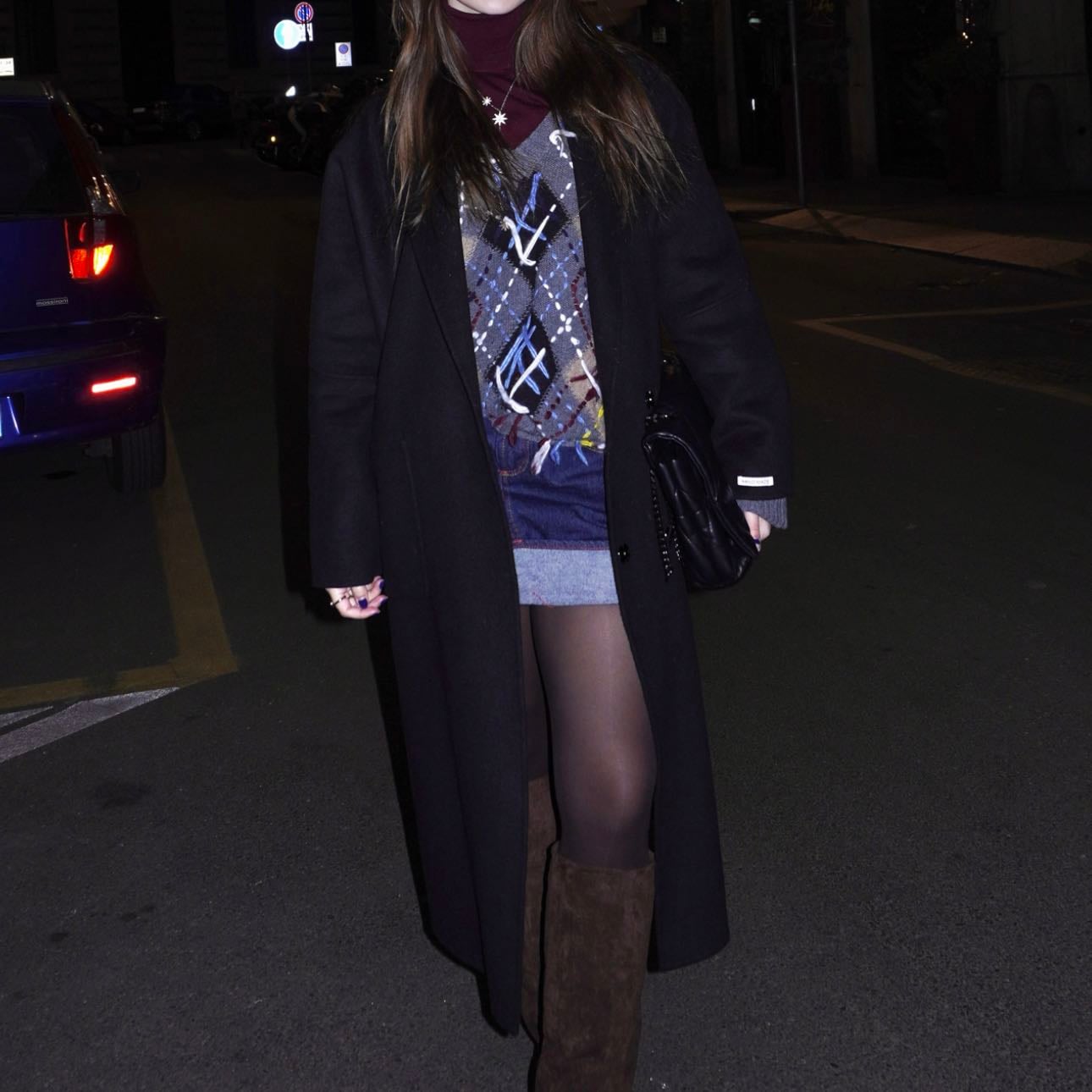 Mini Skirts or Shorts! - está muy en tendencia las camisas o suéteres largos con faldas debajo y tights!