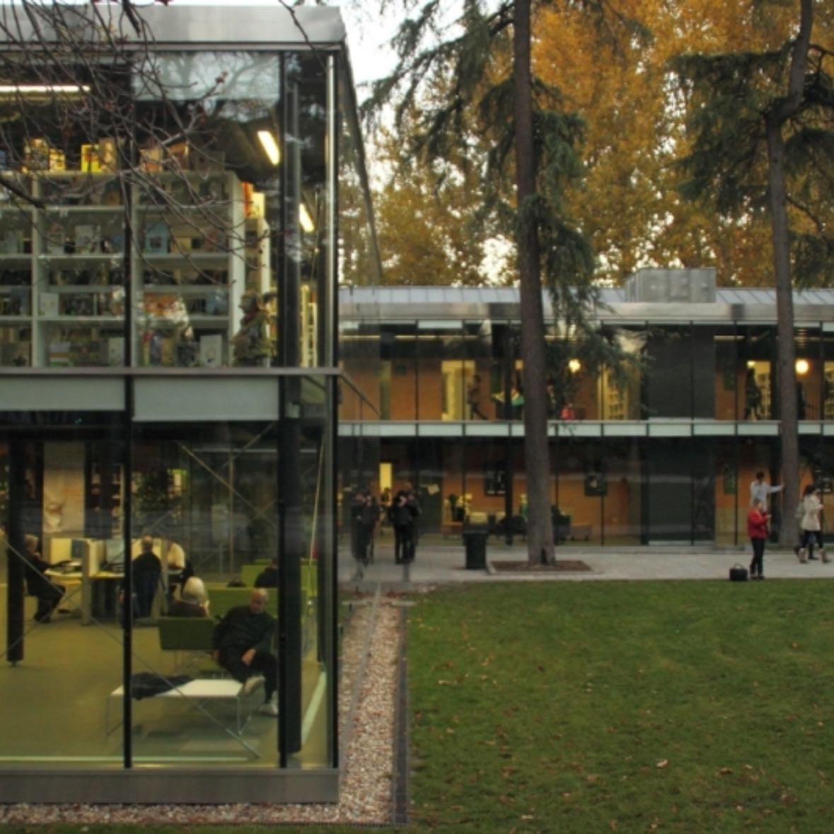 Biblioteca Pública Municipal Eugenio Trías - Una auténtica pasada. Es pequeña por lo que hay que ir muy pronto.