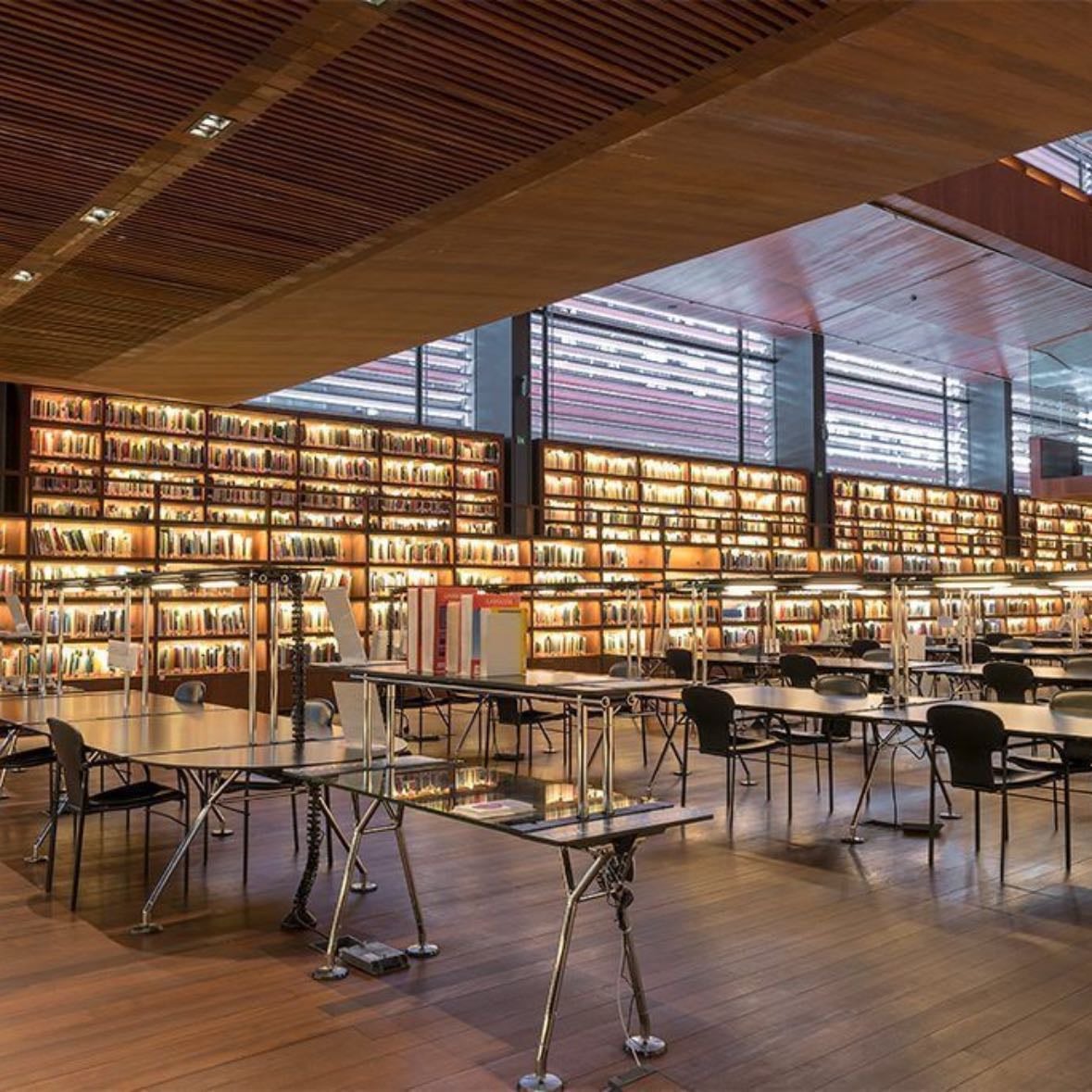 Biblioteca del Museo Nacional Centro de Arte Reina Sofía - Es espectacular! El único pero es que debes dejar las pertenencias en taquillas, solo puedes entrar lo imprescindible para estudiar.