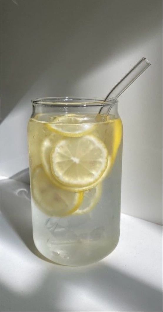 Agua con limón en ayunas - Detox natural que mejora la apariencia de la piel y aporta vitamina C.
Ideal tomarlo apenas te levantas