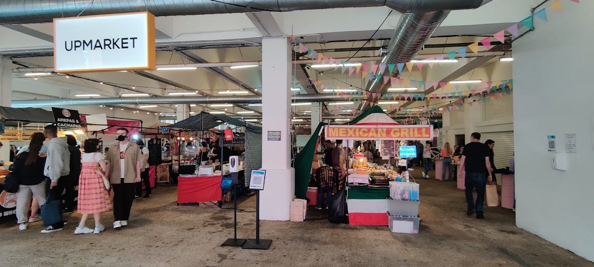 Upmarket Brick Lane Food Hall - No tan conocido. Mucha variedad de puestos y vintage shopping al rededor