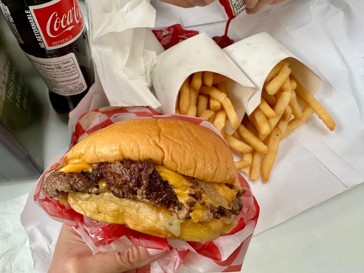 7th Street Burger Soho - 6$ smash cheeseburger. Pide las loaded fries