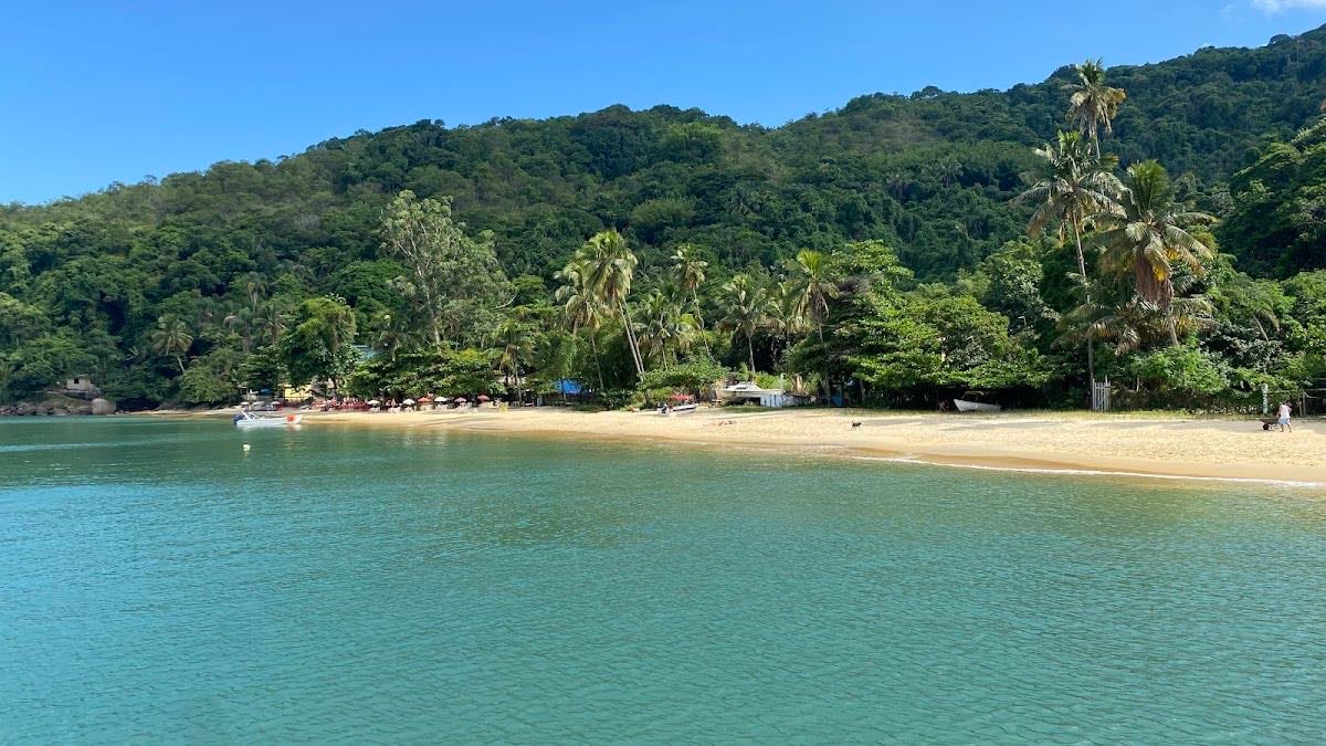 Ilha Grande | Praia de Palmas - Ilha grande é clichêzão, mas é também meu grande amorzão. Não dá pra não citar, rs. Posso ir 50 vezes que estarei eufórica em todas. A praia de Palmas me desperta uma sensação introspectiva, um aconchego bem meu comigo mesma, mas talvez não seja a vibe de todo mundo, por ser um dos pontos com menor infraestrutura, pouca aglomeração e vida noturna simples.