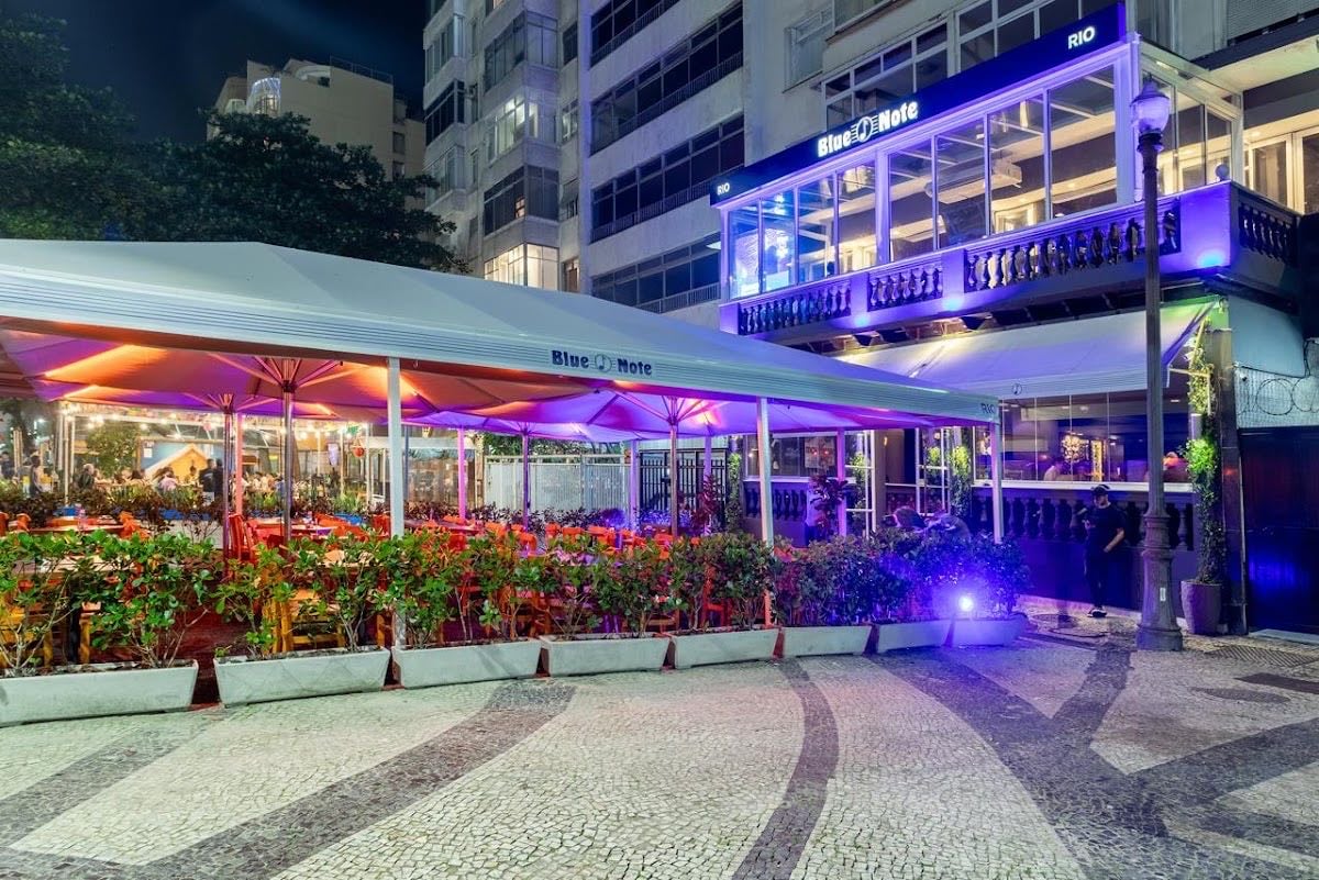 Blue Note Rio de Janeiro | Lagoon - Casa de show noturna com ambiente intimista. Espaço bem reservado, com poucas mesas. O cardápio é excelente e o artista que se apresenta fica muito próximo, por conta do palco ser bem coladinho no público. Experiência super diferenciada!