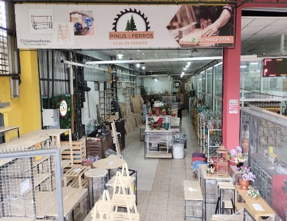 Pinus e ferros - Móveis industriais com valor camarada