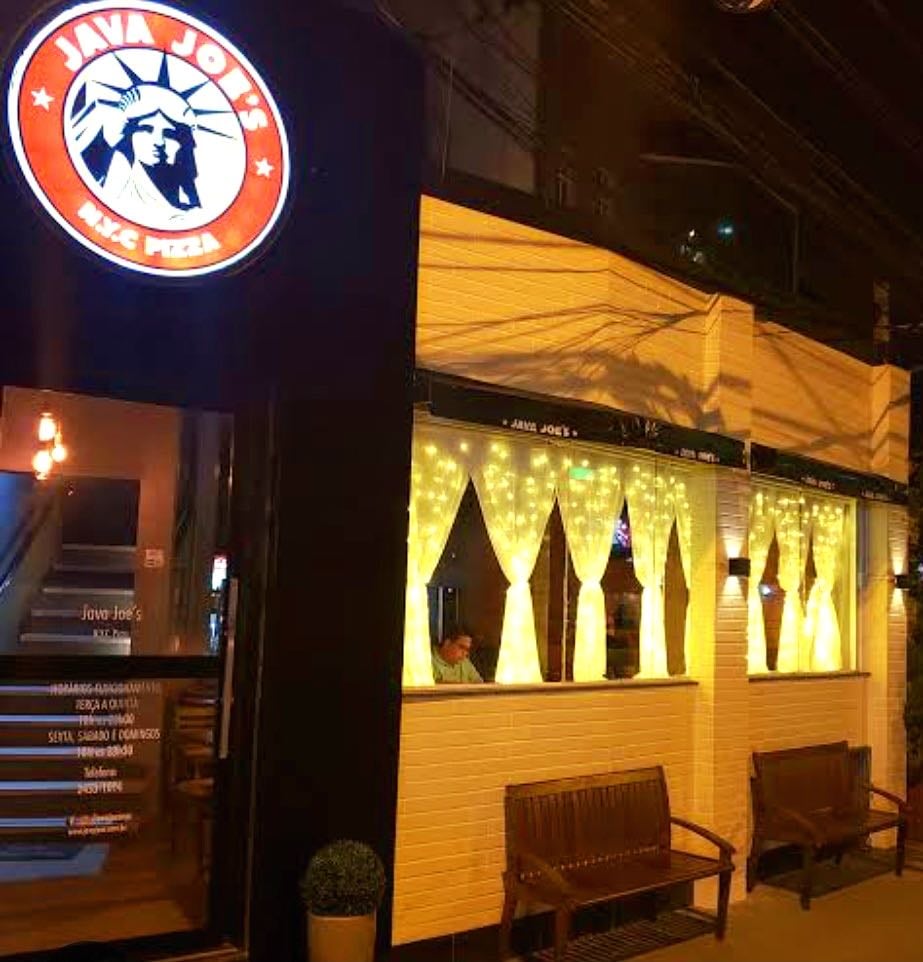 Java Joe''s NYC Pizzaria | Valqueire - Quarto lugar vai pra pizza do Java Joe’s. Fica em Valqueire e vale muito a pena o deslocamento. Todas as pizzas do cardápio são boas. Pra quem curte gorgonzola, a de quatro queijos representa.