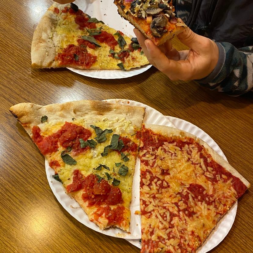NY Pizza Suprema - Simplemente la mejor pizza de NY, en variedad vegana tienen 5 opciones todas muy ricas recomiendo la margarita y si quieres algo diferente prueba la white vegan