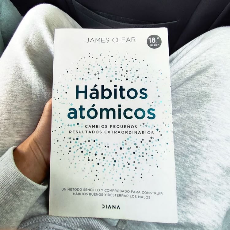 1. Hábitos atómicos - Autor: James Clear. El libro que todos necesitamos leer en algún momento. Ayuda a convertir hábitos pequeños en resultados maravillosos con 4 simples pasos para formar tal hábito. Si quieres dejar de consumir tanto el celular (mi objetivo) este libro te dará los pasos para lograrlo de manera efectiva.