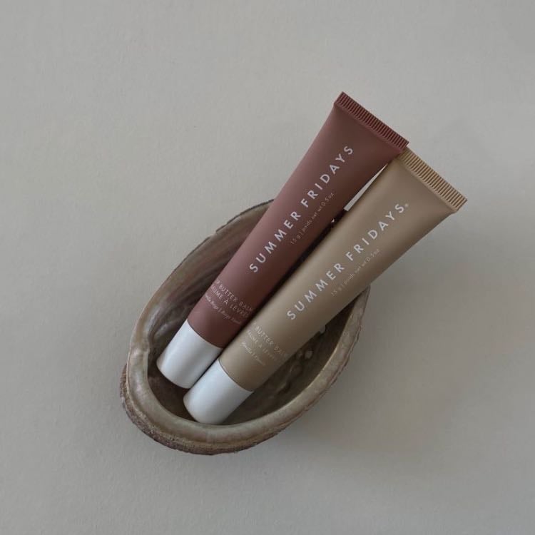 Summer Fridays lip balm - Los mejores, huelen riquísimo y tienen un color suave.