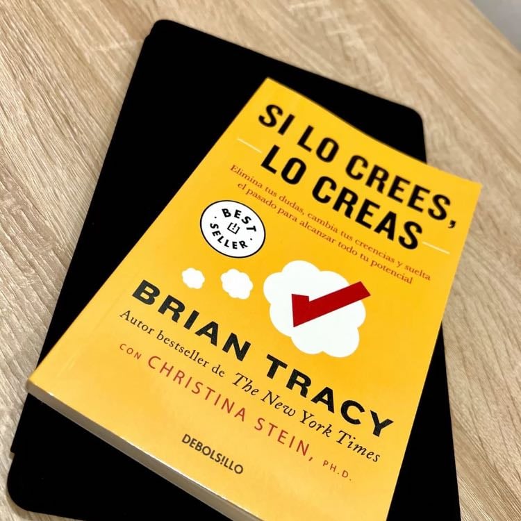 2. Si lo crees, lo creas - Autor: Brian Tracy. Si en algún momento te has sentido inútil o insuficiente, este libro te demostrará que todos somos capaces de ser quienes soñamos. Cambia tu perspectiva y la orienta hacia el camino del éxito.