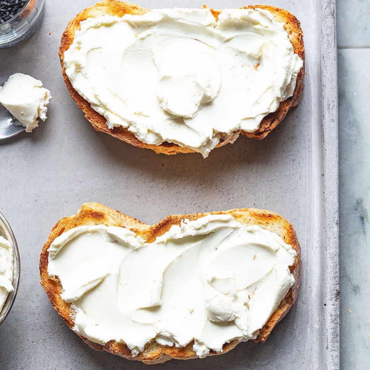 Toast with cream cheese - Specifically with sourdough and with a little salt and cucumber