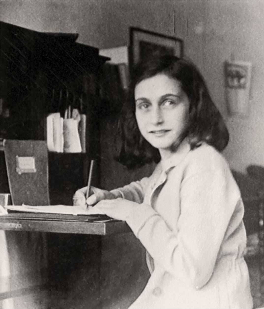 𑣲 the diary of a young girl - Anne Frank · 1997