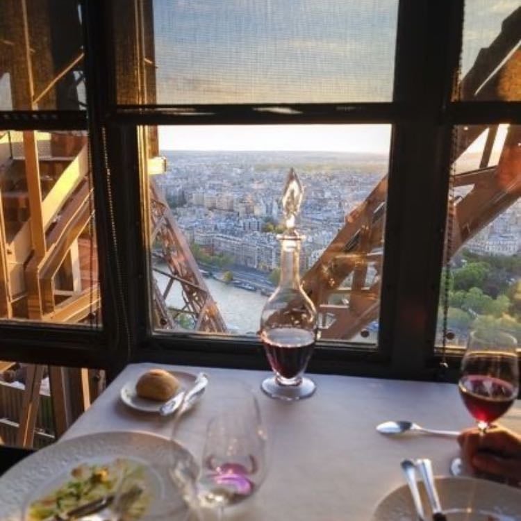 Diner at the Eiffel tower - Paris