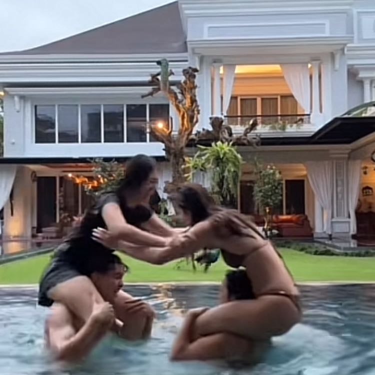 Airbnb mansion w friends