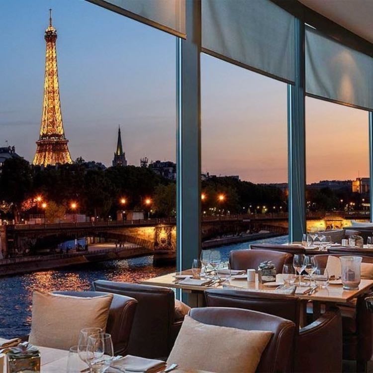 Diner at lake senna - Paris