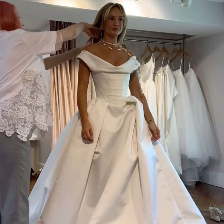 Do a wedding dress fitting in viviene Westwood - Los Ángeles