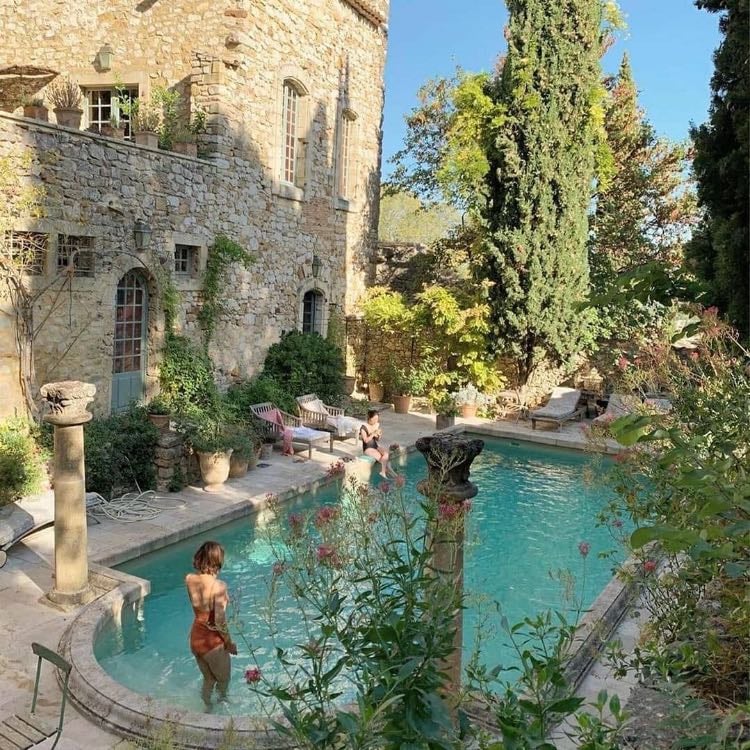 Book the castle in the south of France