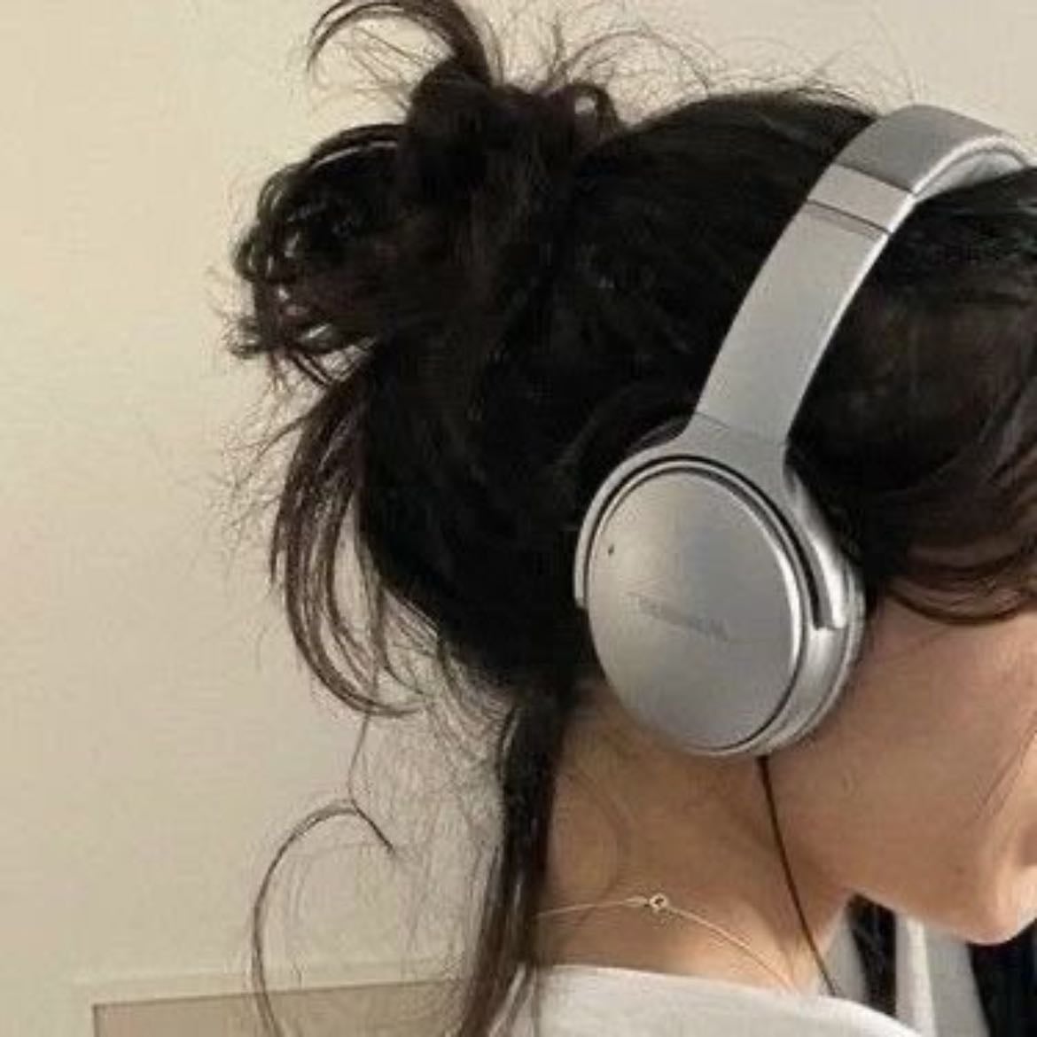 escuchar podcasts o canciones detenidamente - estimula tu pensamiento crítico e interpretación auditiva, es una buena compañía y te ayuda a reflexionar sobre tus temas de interes
