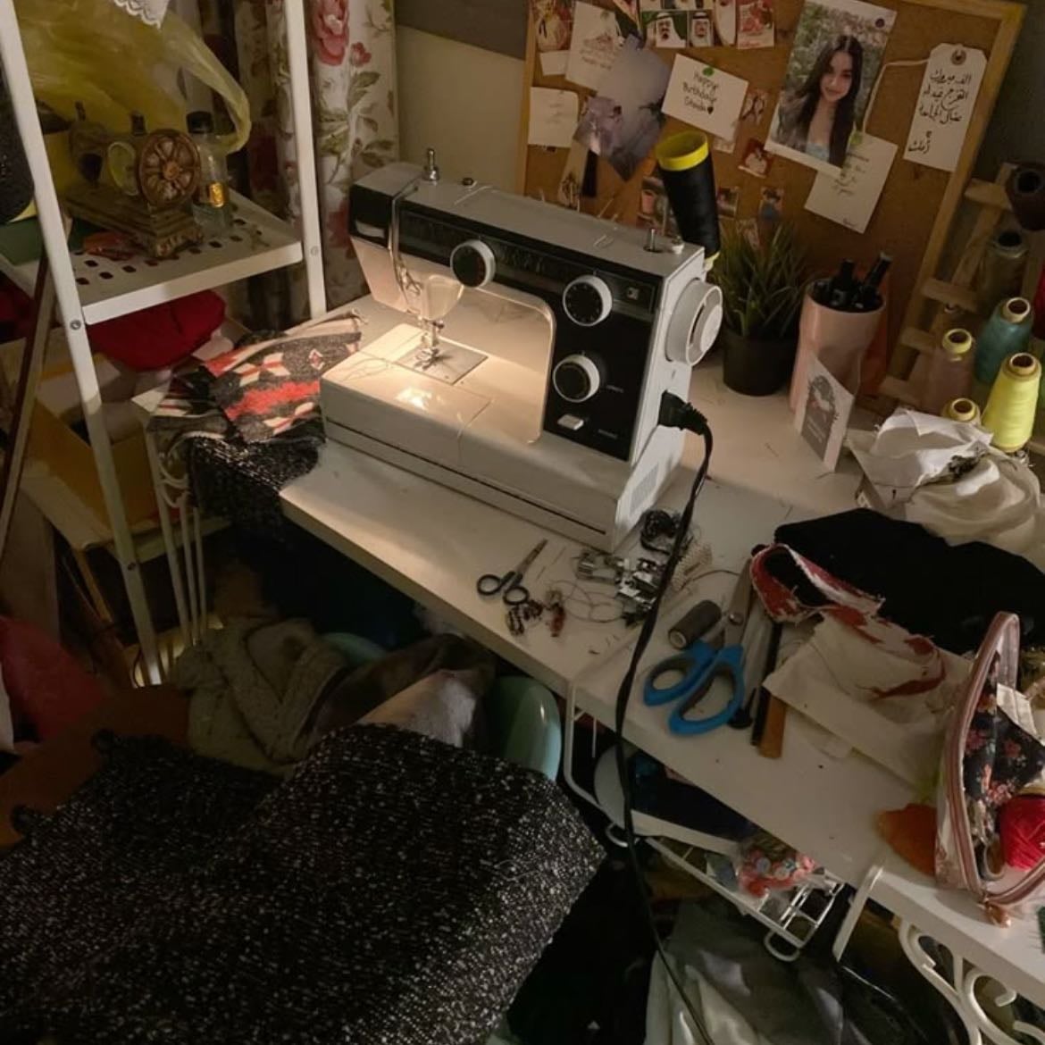 coser - es algo que todo el mundo debería saber. te saca de apuros! Te imaginas poder arreglar y/o hacer tus propias prendas? si queres, podes.