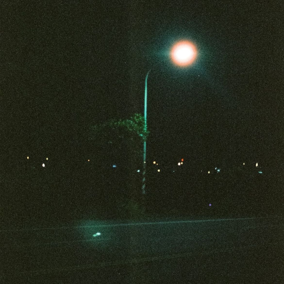 Nostalgia - Sentimiento de tristeza en el que se mezclan el placer y el afecto cuando una persona piensa en tiempos que considera felices del pasado