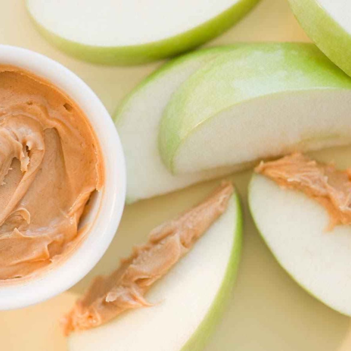 Manzana + crema de cacahuate - Dulce, saciante y feliz