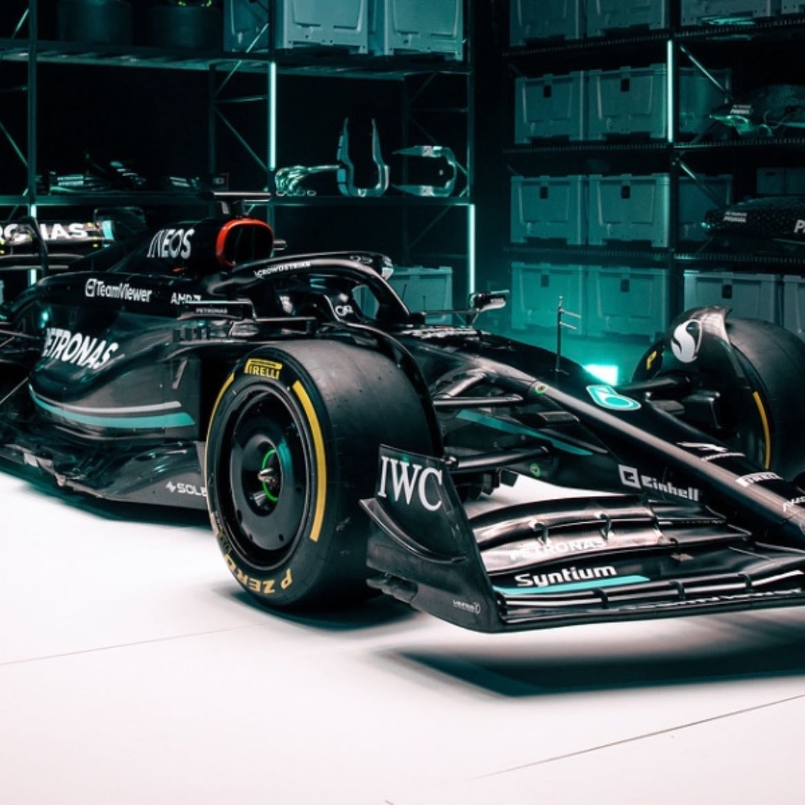 🖤 Mercedes - Tácticos, serios, George. Su comeback es estético.