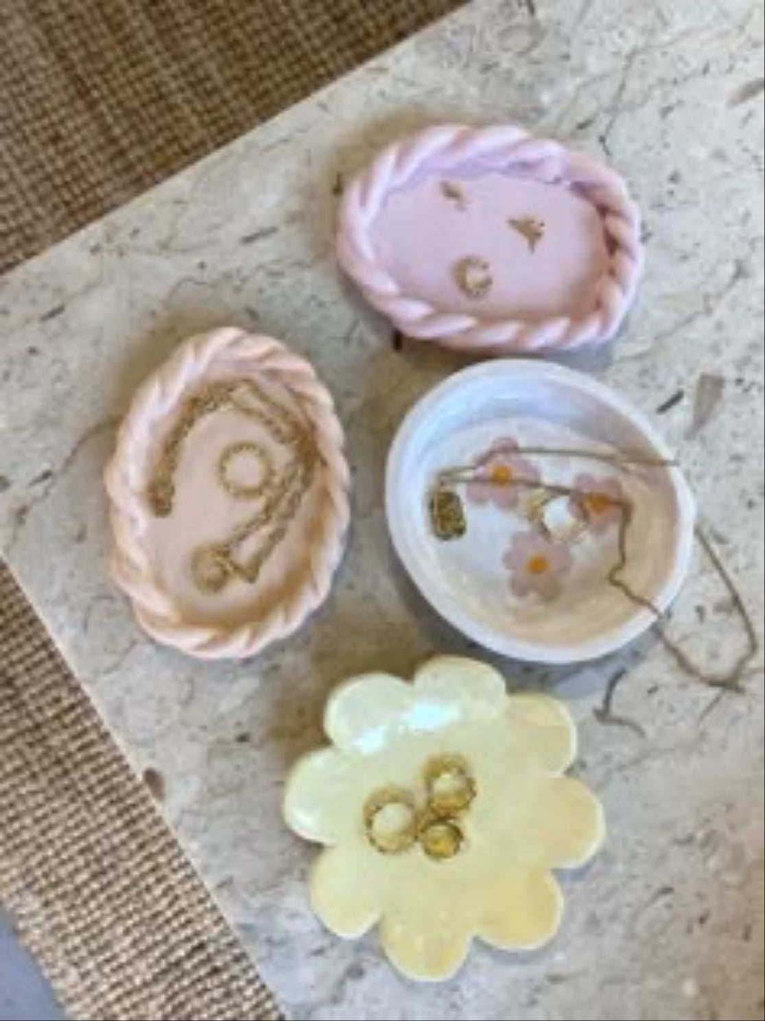 Petits pots simples aux bords dentelés et torsadés