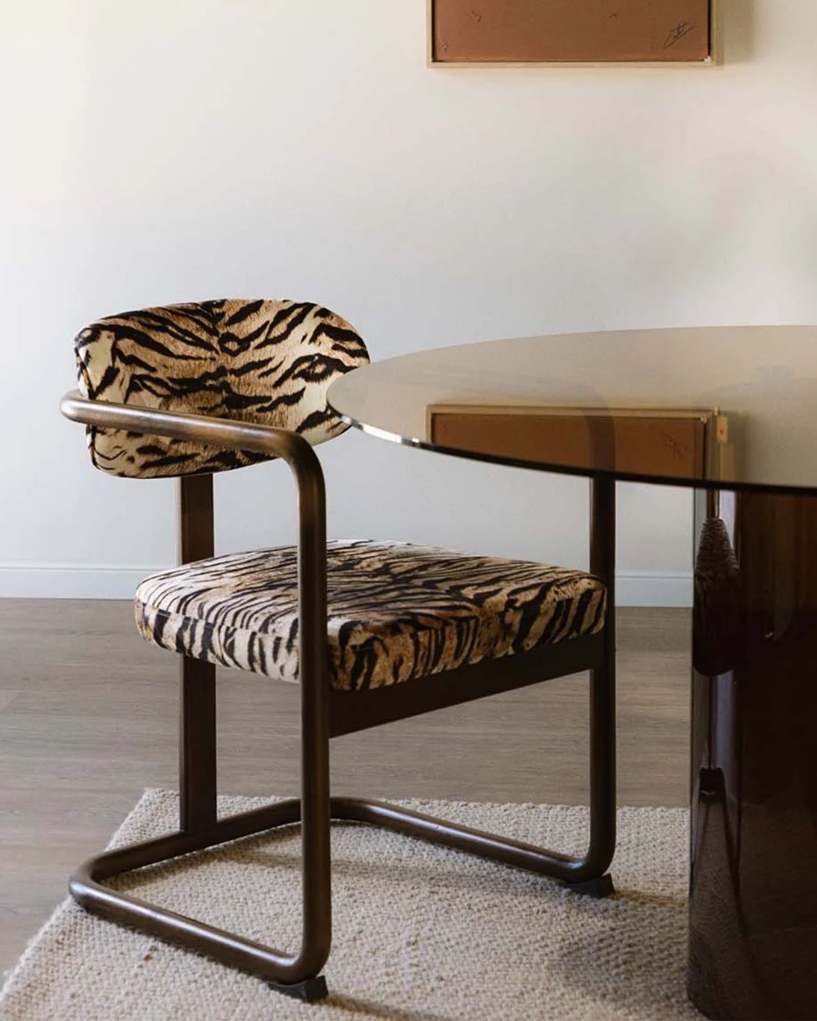 chaise bois + imprimé tigre