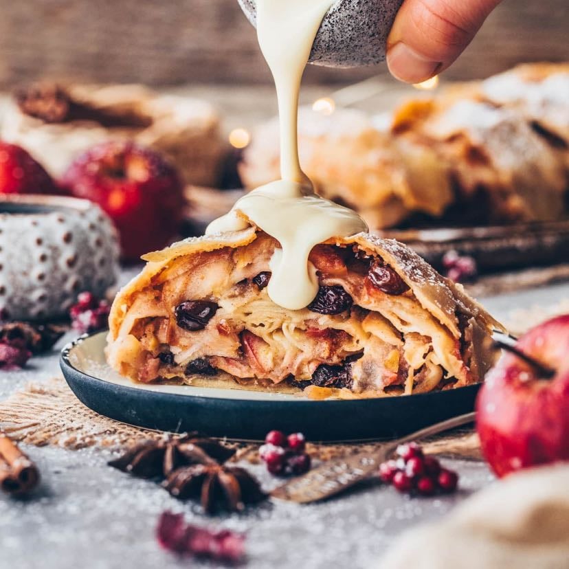 Apfelstrudel - Cinnamon-spiced apple strudel