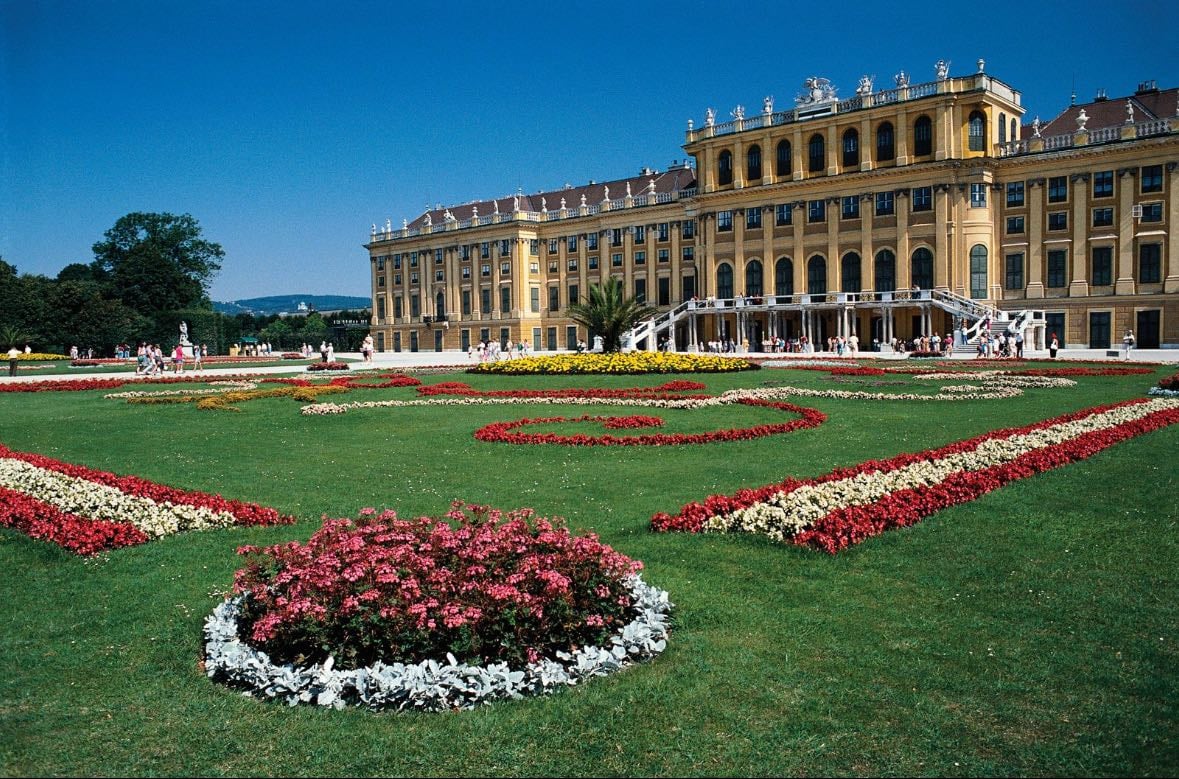 Schloss Sch枚nbrunn