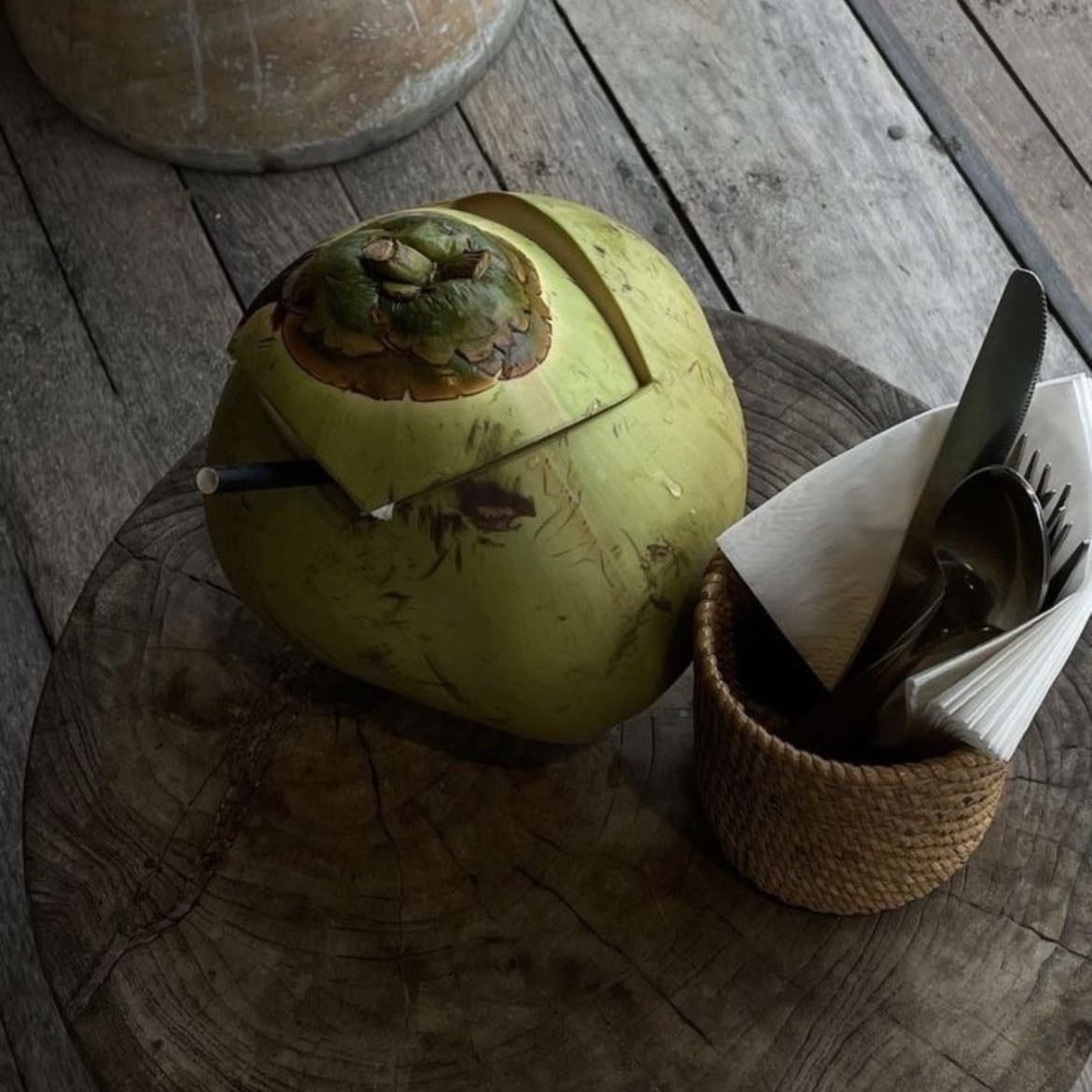 Agua de coco - Los cocos hit different en verano. No hay nada más que decir, stay hydrated.