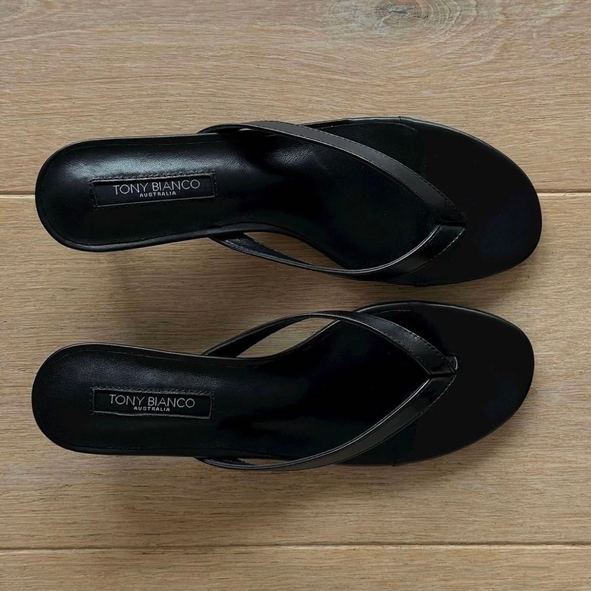 Leather flip flops - Las sandalias de cuero son un musttt para mi summer wardrobe porque aunque son súper informales elevan mucho un look cuando se ven de un buen material.