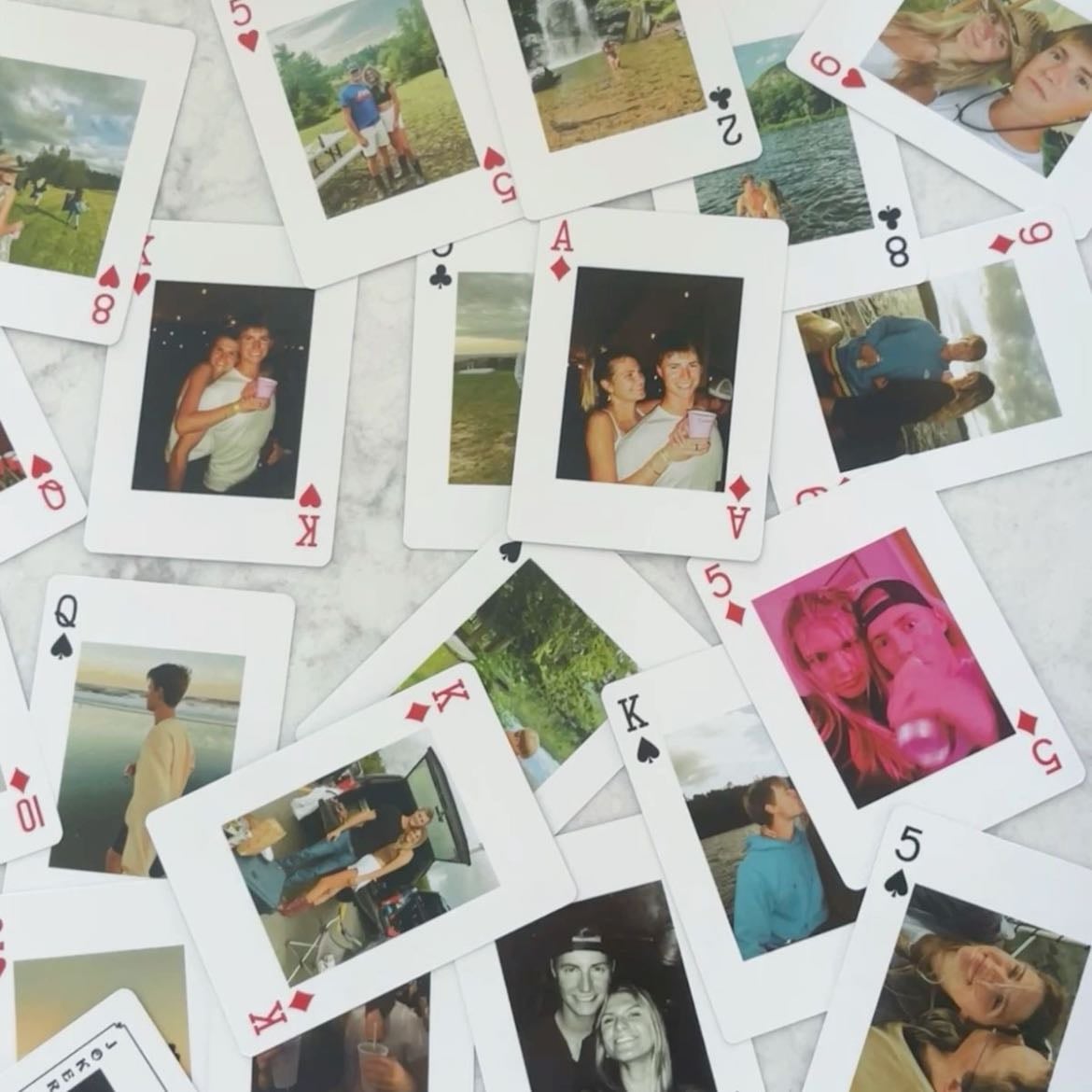Un juego de cartas con fotos - Es algo que aún se puede usar y muy personalizable