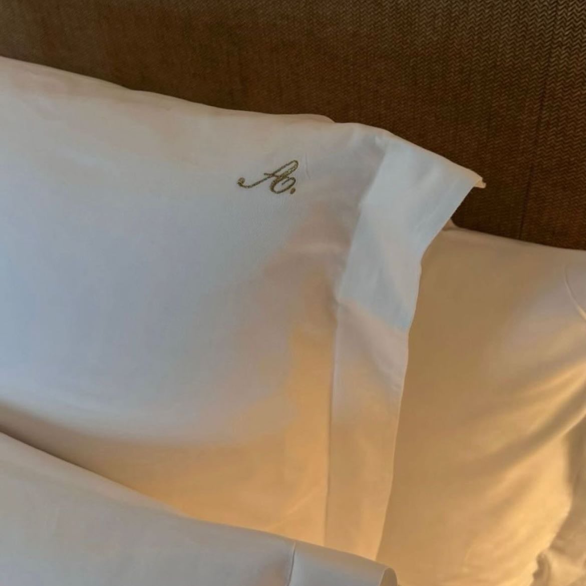 Funda de almohadas bordadas - Lo puedes hacer tรบ mism@ en tu casa!! Pero mandar a bordar algo igual no es costoso