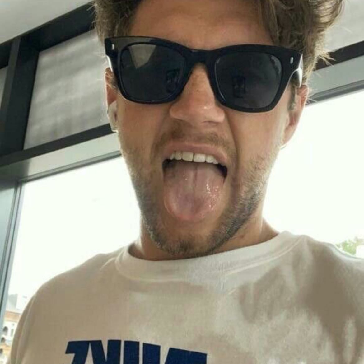 💗🇮🇪Niall🥔🎸 - 🥔Niall has always been my favorite in One Direction because, despite being the only Irish member, he never let that make him feel different. His sense of humor and love for food (especially pizza) always made him stand out in interviews and behind-the-scenes moments. Plus, his incredible growth as a musician is undeniable; he went from being “the blonde guy with the guitar” to one of the most talented artists in the band, writing and composing many of their songs. Directioners know that his smile always brightened any moment, and even though he seemed a bit shy at first, he was always the warm heart of the group.🥔