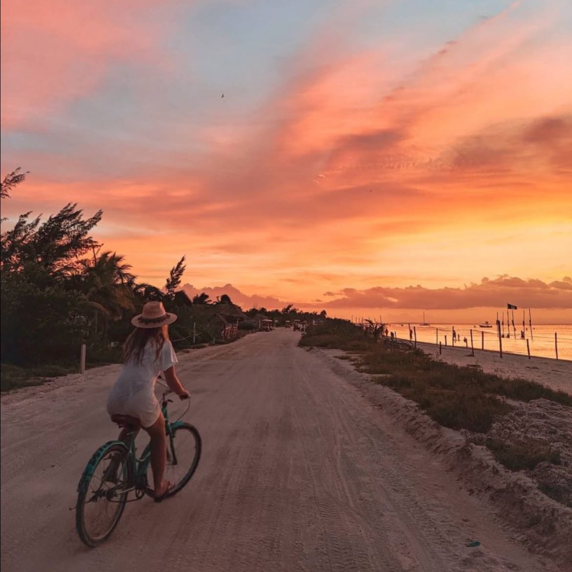 Andar en bicicleta en la playa