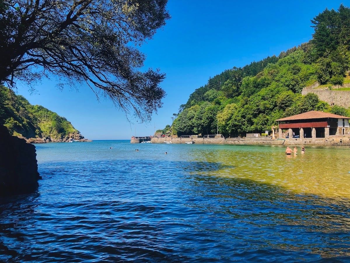 Playa de Ea - Un baño en el puerto