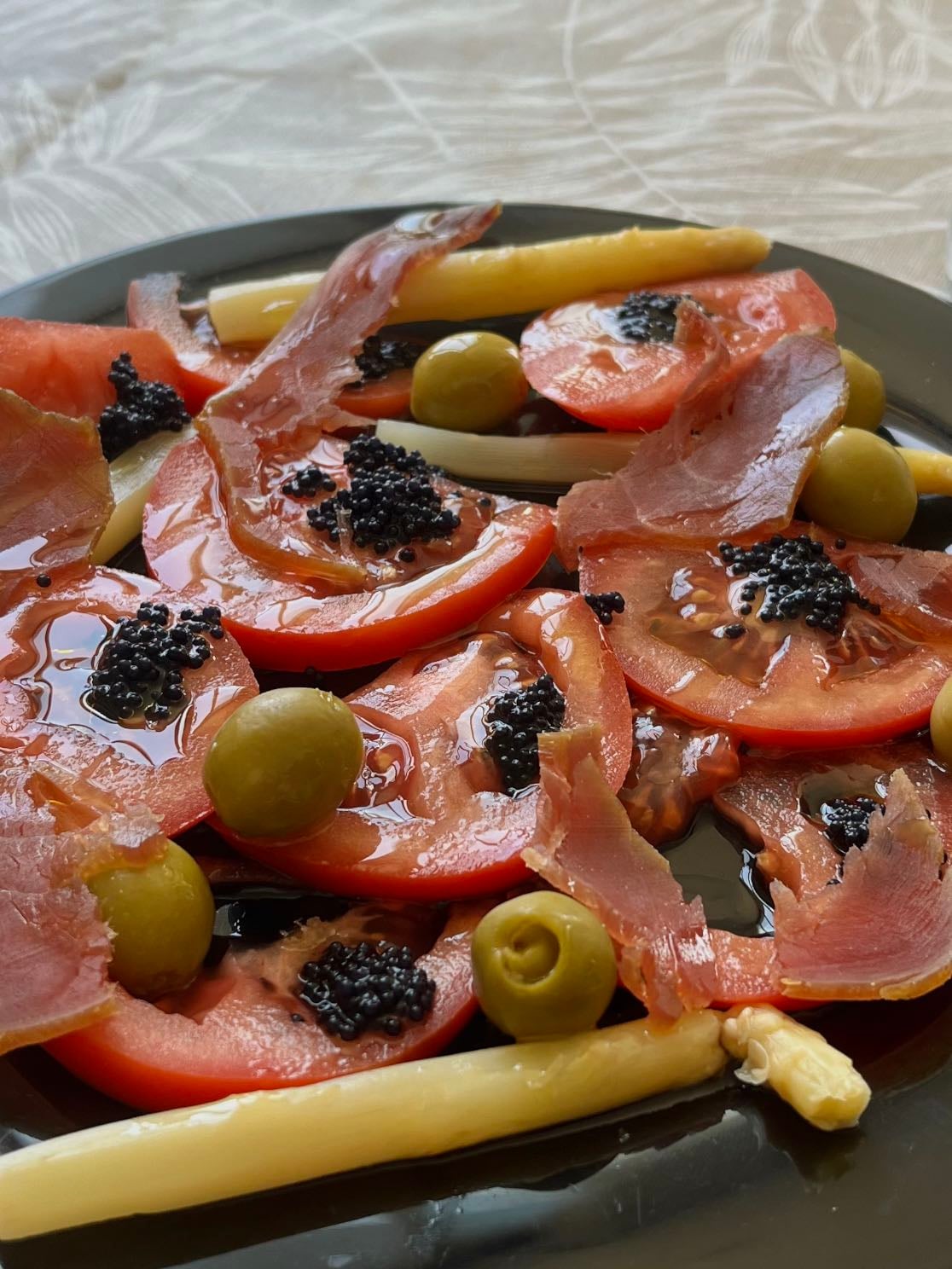 Ensalda de Tomate, Espárragos y Olivas - con Huevas de Capelán