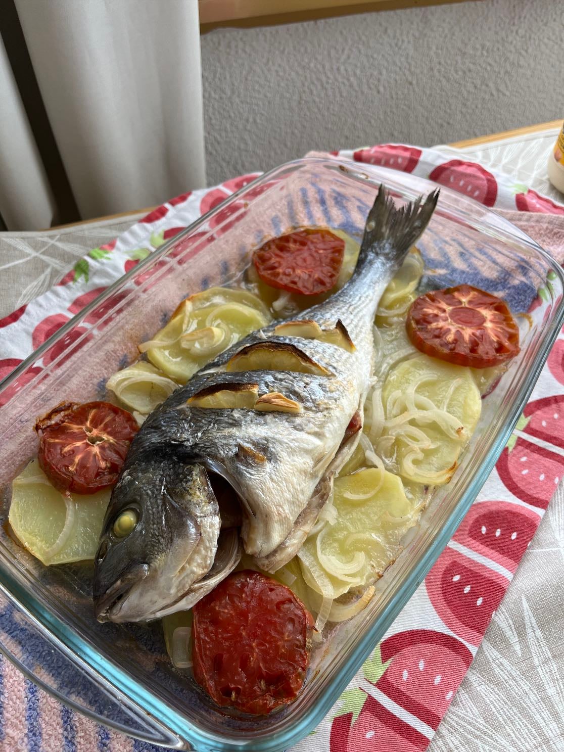Dorada al horno con Patata Confitada, Tomate asado - de Papá
