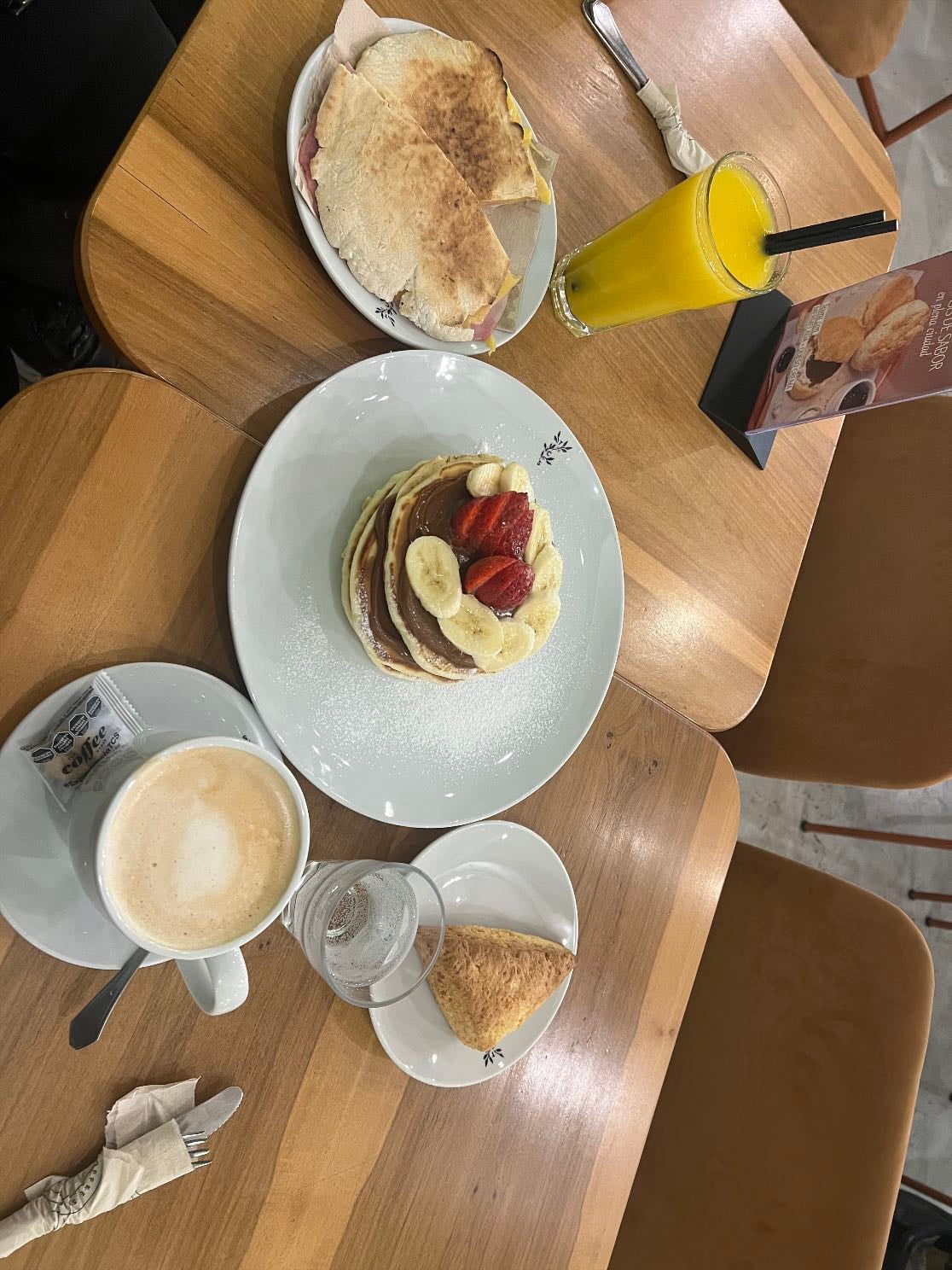 The Coffee Store Recoleta - Muy ricos pancakes y abundante! Crossain rico también. Café aceptable (pero medio frío). El doble es chico.