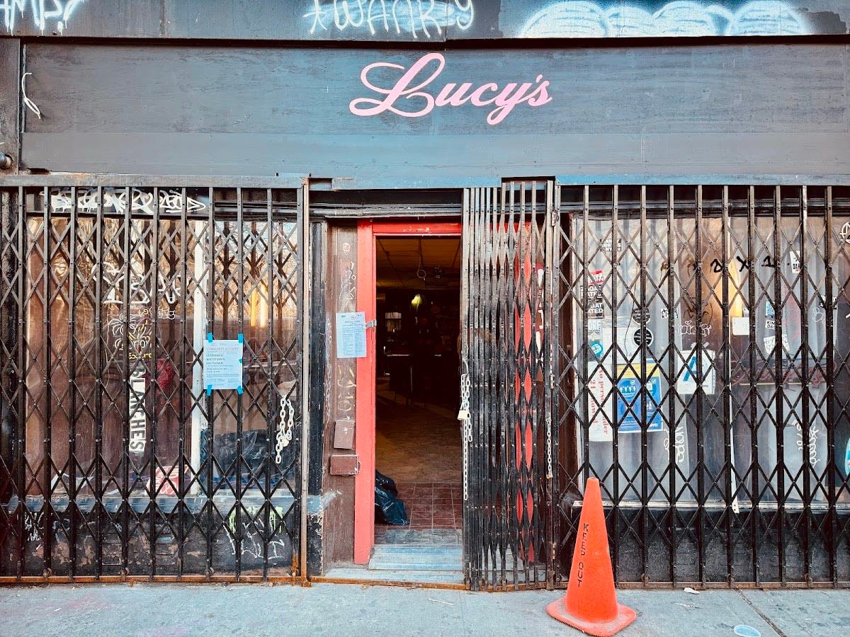 Lucy's - classico do east village