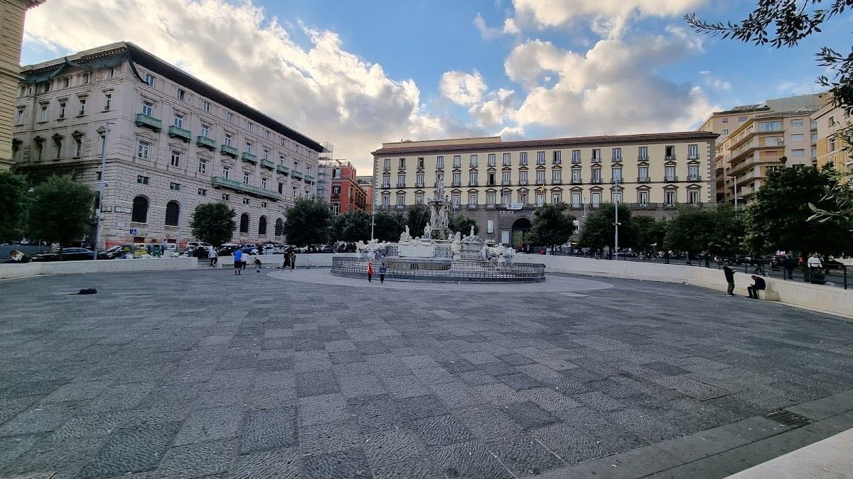 Piazza Municipio - Lenu's father shows her in their first trip to the city
