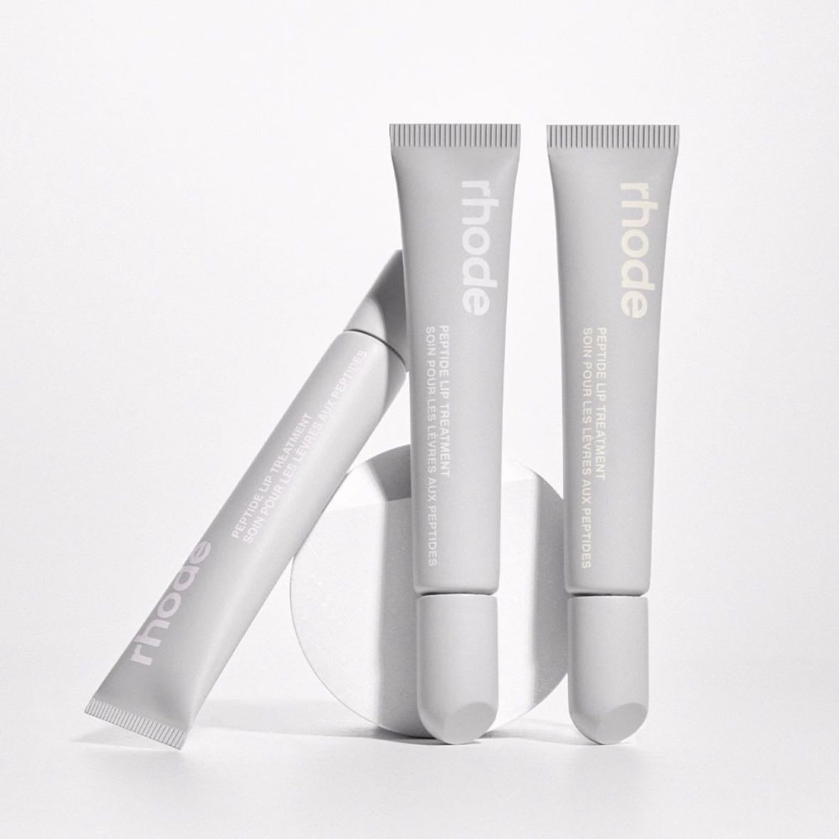 rhode peptide lip treatment - eu amo o salted caramel e o de vanilla! 💗 uso para hidratar os lábios e tbm uso como gloss