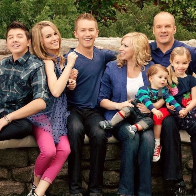 ¡Buena suerte, Charlie! - La historia gira en torno a una familia de Denver, los Duncan, que intentan adaptarse al nacimiento de su cuarta hija, Charlotte "Charlie" Duncan. En cada episodio, Teddy Duncan crea un videodiario con consejos para Charlie sobre su familia y su vida adolescente.