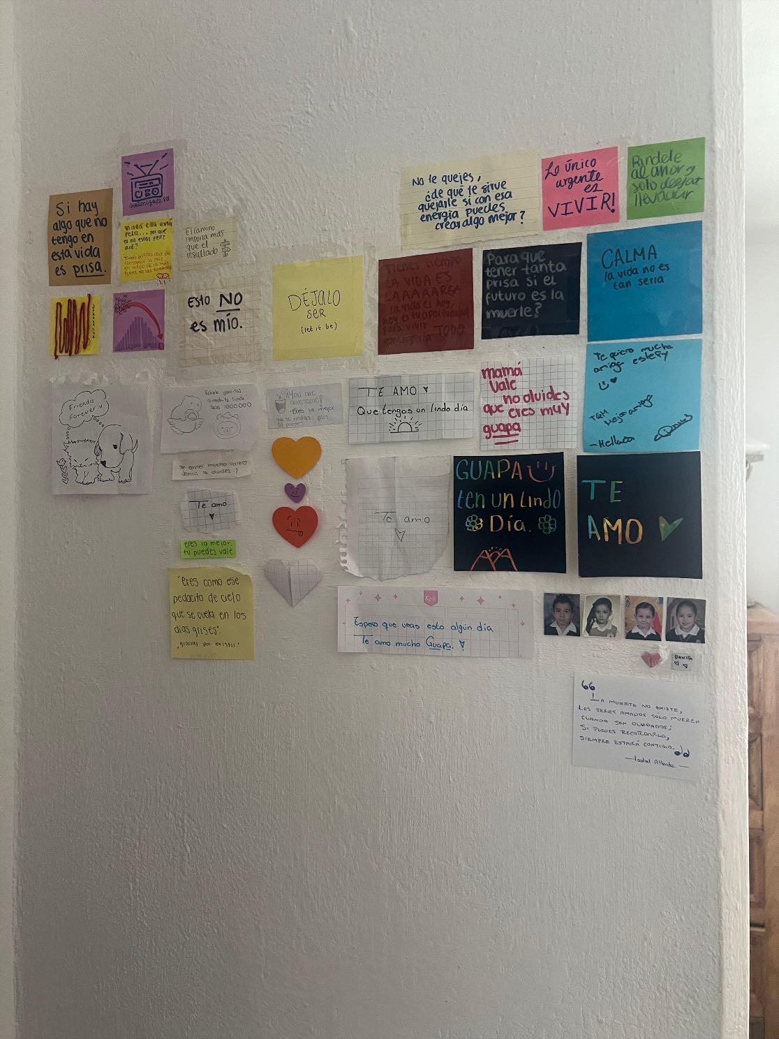 Notas en mi pared - Pego las notas que me han dado en mi pared porque una vez jelda pegó una diciendo que me quiere