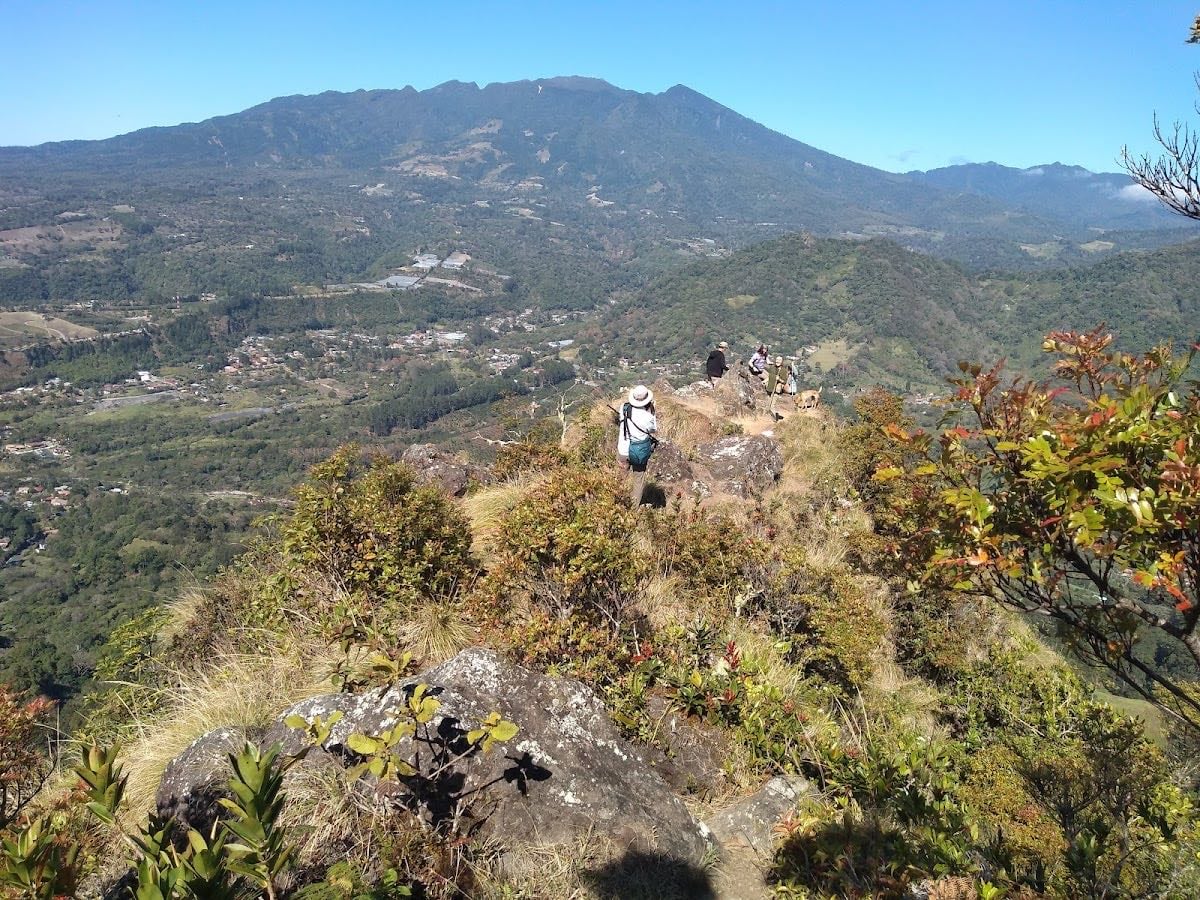 Piedra del Musgo - 📍 Piedra del Musgo – Boquete, Chiriquí
• Sendero: Ruta moderada (~8 km) con bosque y mirador con vista al Volcán Barú.
• Horario: Sin horario oficial; ideal salir temprano.
• Costo: Gratis; estacionamiento opcional ~$2.
