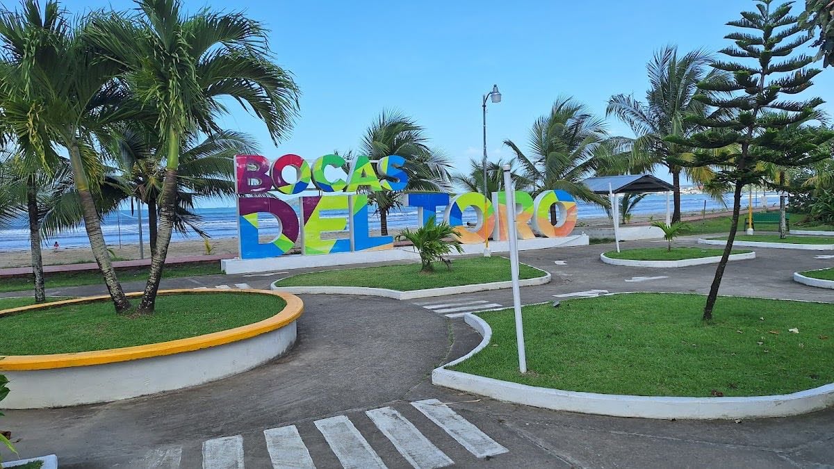 Istmito Beach - Acceso fácil desde la carretera. Ambiente local, ideal para un rato corto.