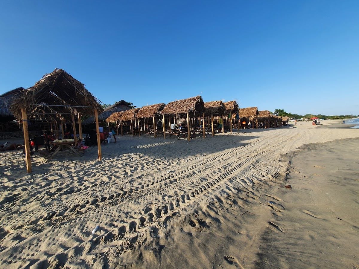 Playa Santa Clara - Muy popular, con arena blanca y mar tranquilo. Ideal para bañarse y acampar.