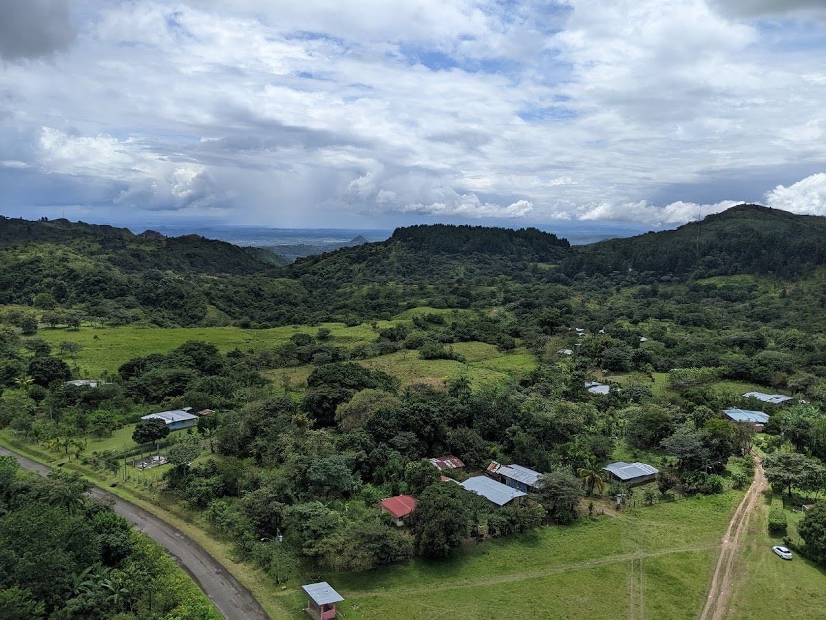 La Yeguada - 📍 Sendero La Yeguada – Calobre, Veraguas
• Sendero: Caminata corta (~600 m) entre pinos y cascada El Desvío.
• Horario: Lunes a domingo, 8:00 a.m. – 5:00 p.m.
• Costo: $2 – $3 por persona.
